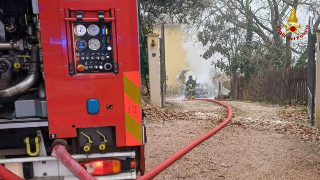 Fossombrone - Incendio in una legnaia: coinvolta anche un’auto